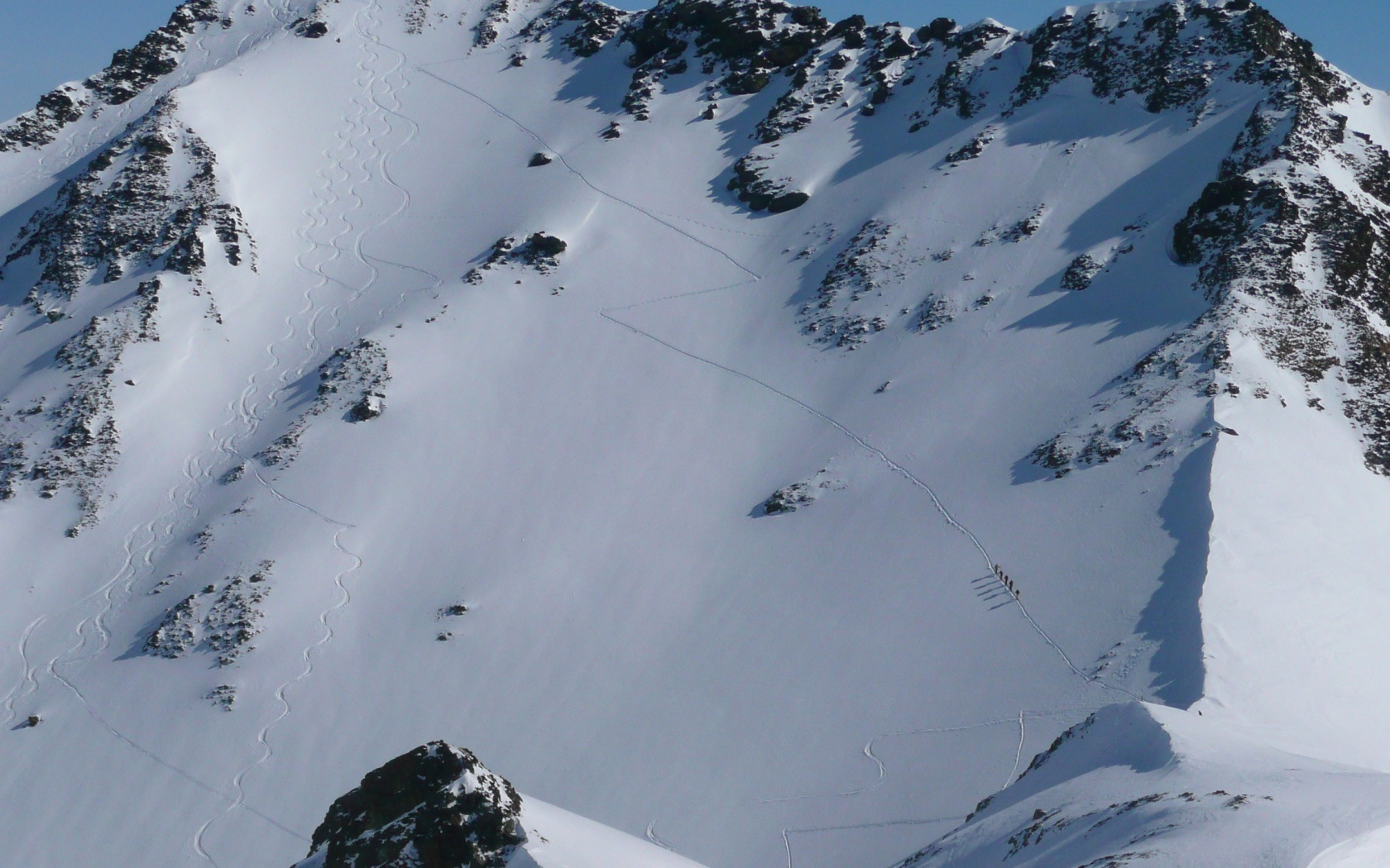 Следы лыжников на горном склоне