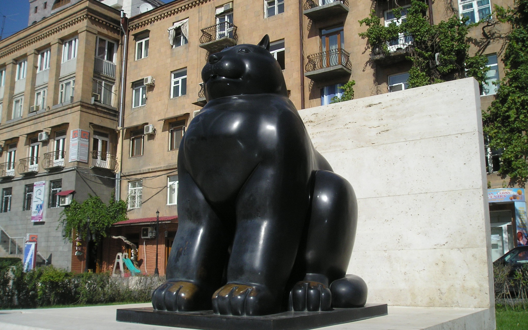 Толстый черный кот памятник в Ереване 