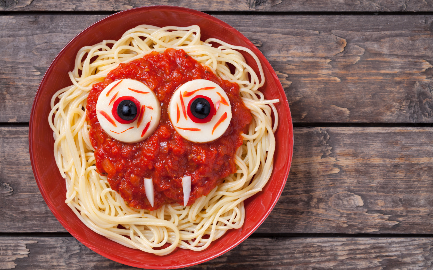 Спагетти с соусом на красной тарелкой блюдо на Хэллоуин