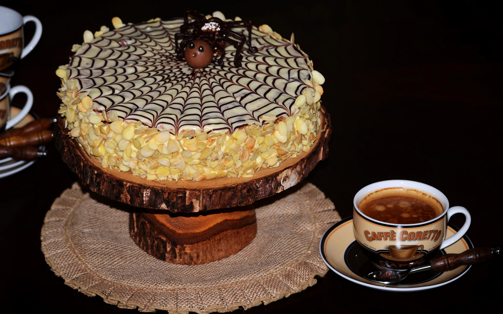 Торт с нарисованной паутиной и чашка кофе 