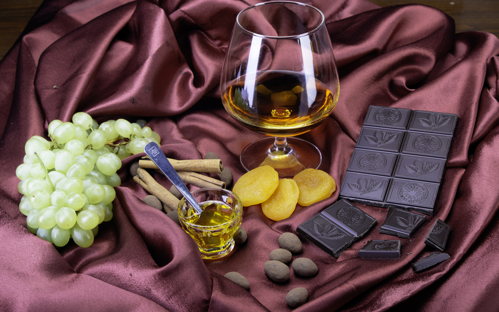 Бокал виски с виноградом, черным шоколадом и курагой