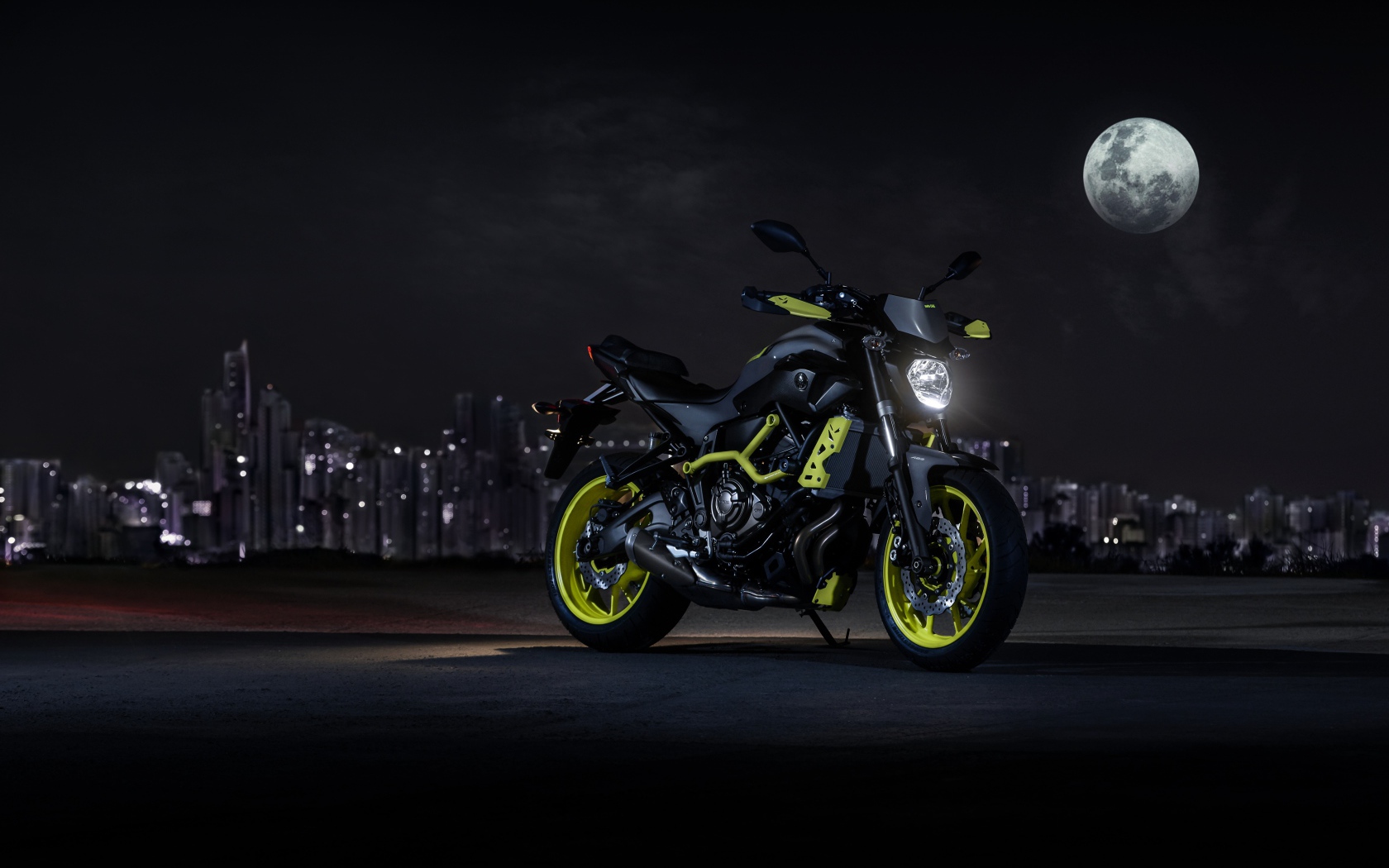 Мотоцикл  Yamaha MT-07 при свете луны  
