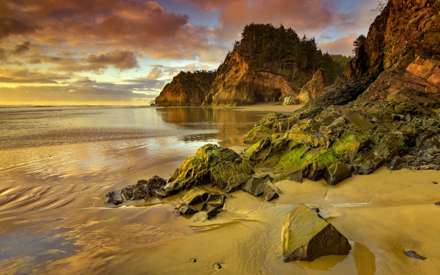 Каменные скалы на берегу моря на закате