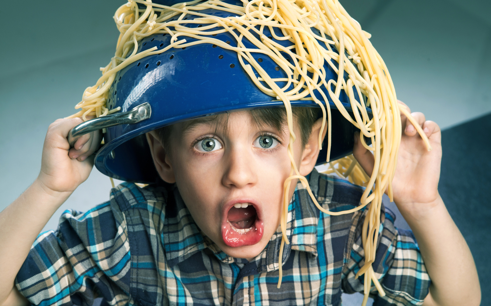 Смешной мальчик со спагетти на голове