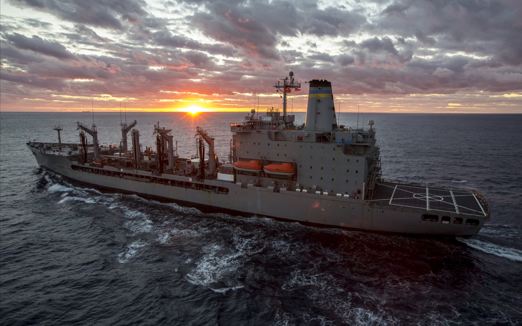 Военный корабль USNS John Lenthall, T-AO 189 в море на закате солнца