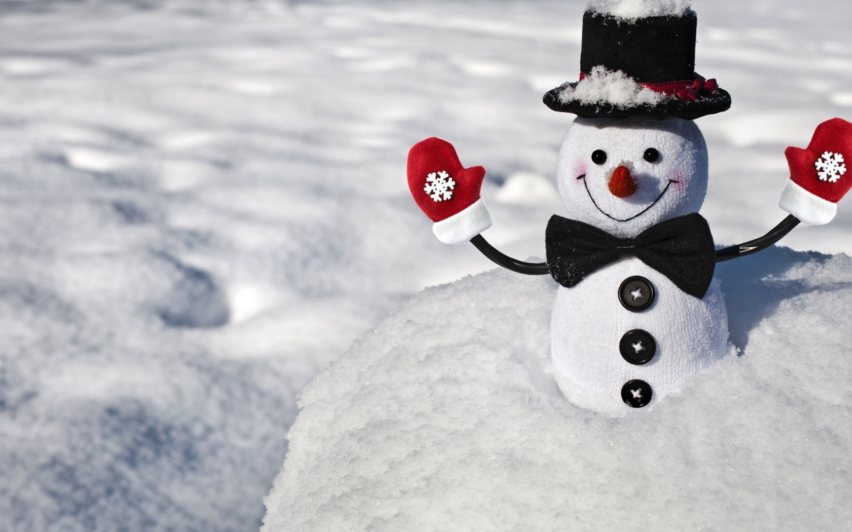 Веселый снеговик в шляпе на снегу 