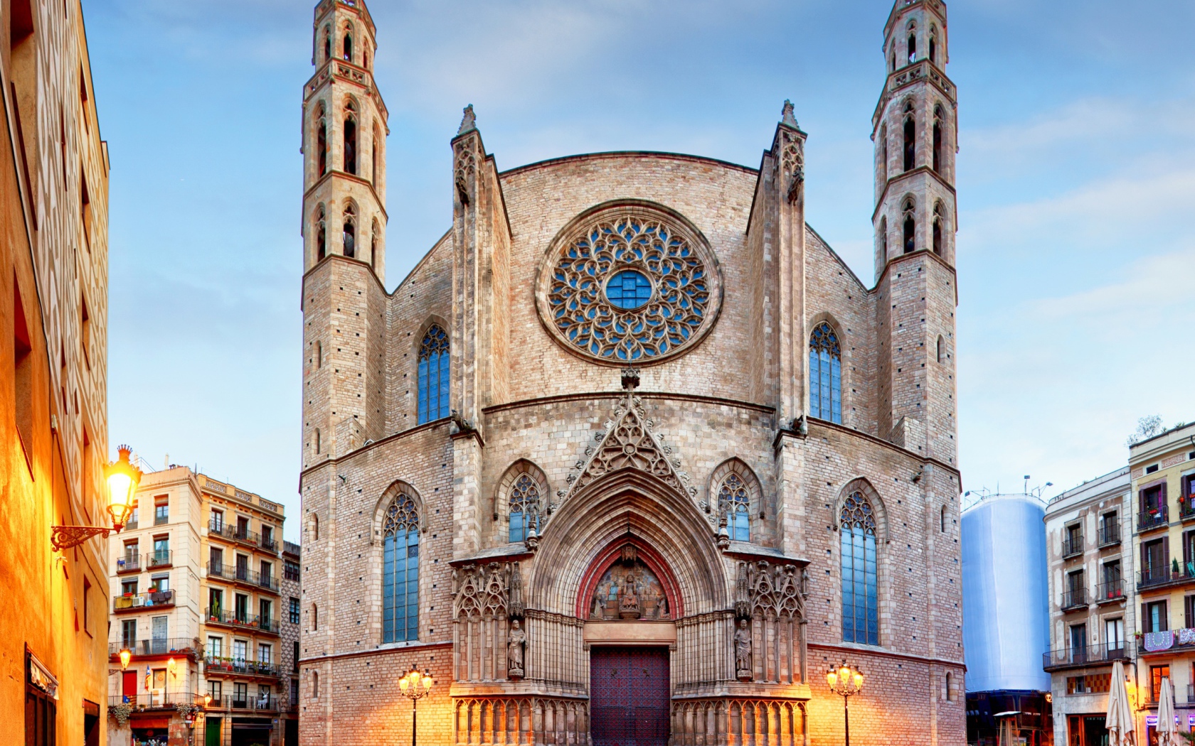 Старинная церковь Santa Maria del Mar, Барселона. Испания 