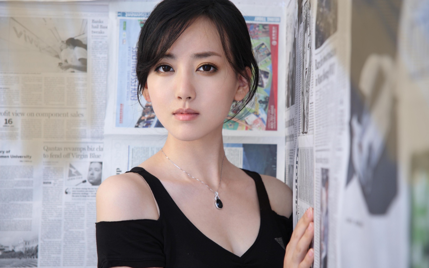 Актриса Цзин Тянь с красивым кулоном на шее