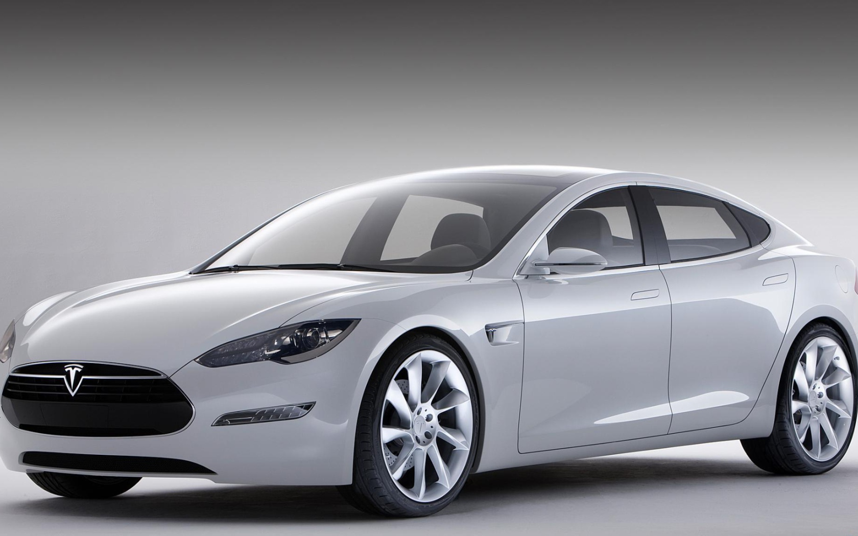 Серебристый электромобиль Tesla Model S