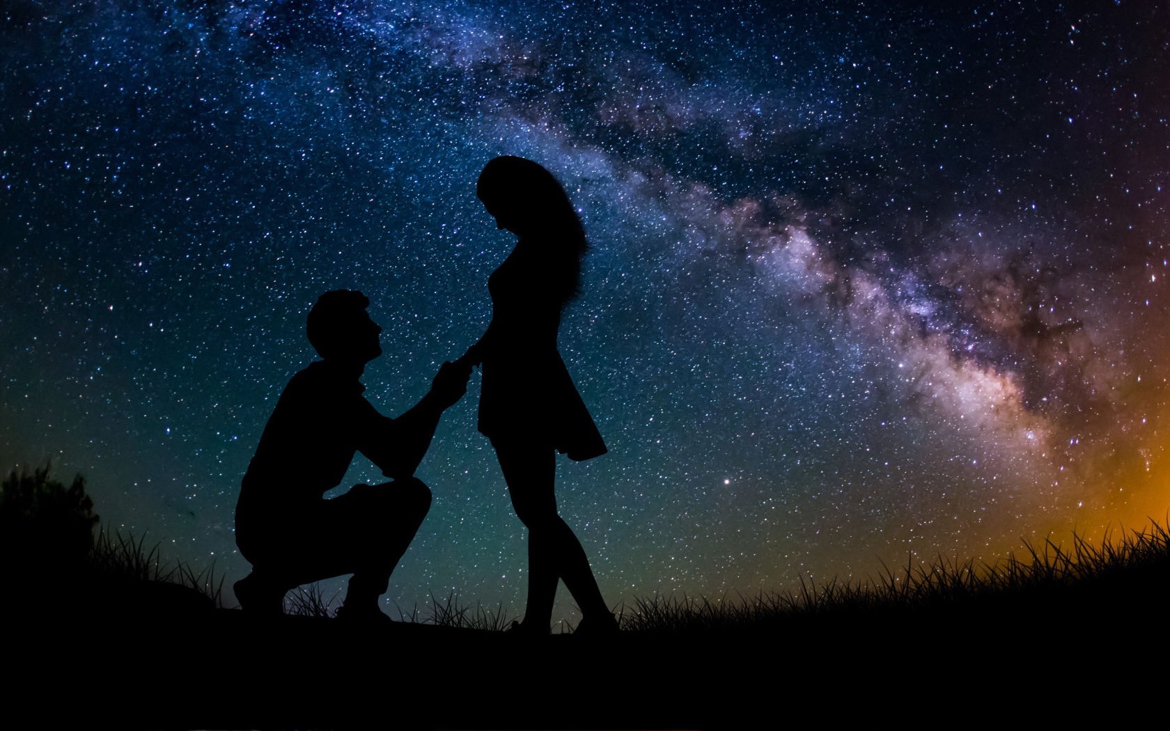 Силуэты влюбленной пары на фоне звездного неба ночью 