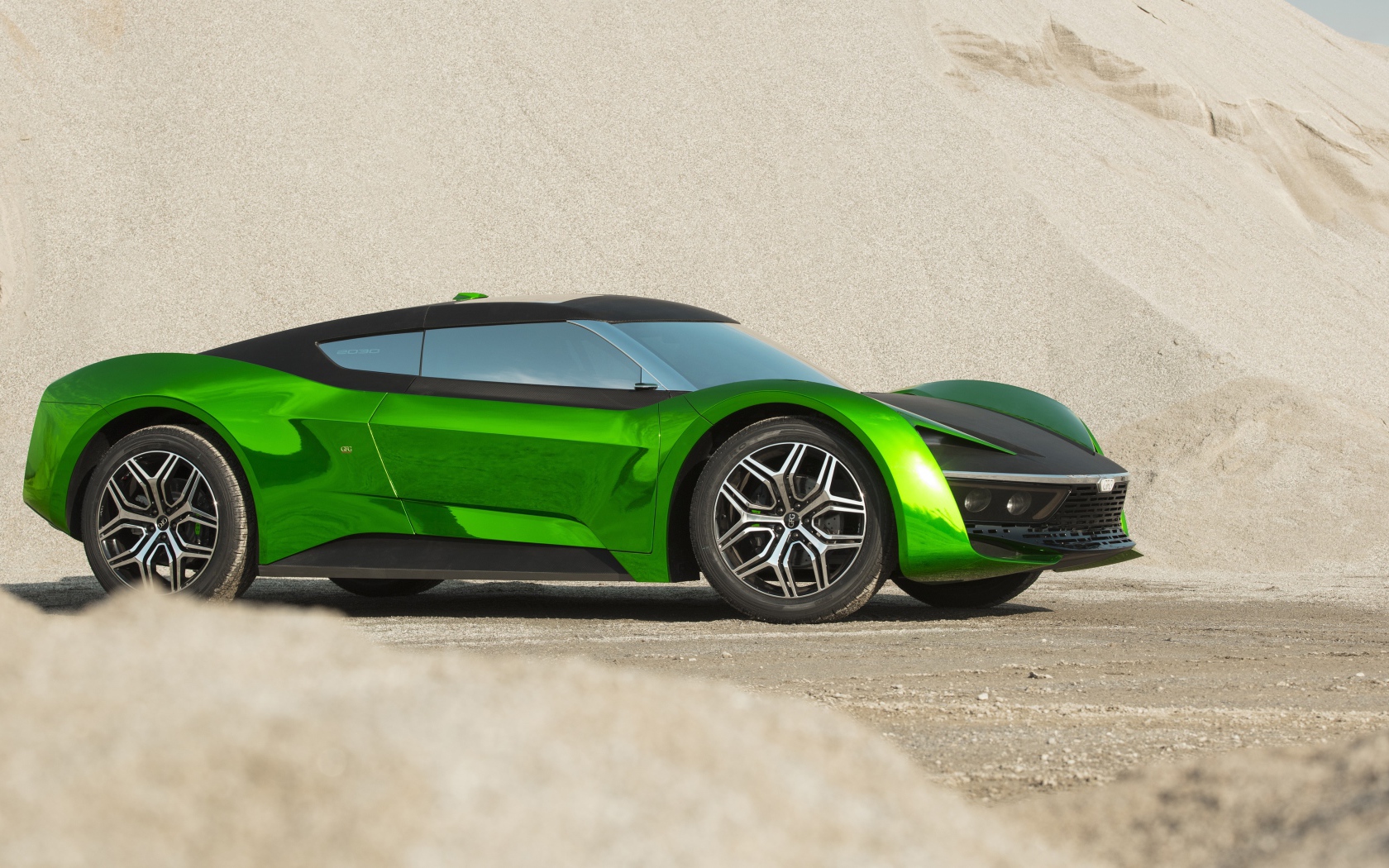 Зеленый автомобиль GFG Vision 2020 года стоит на песке
