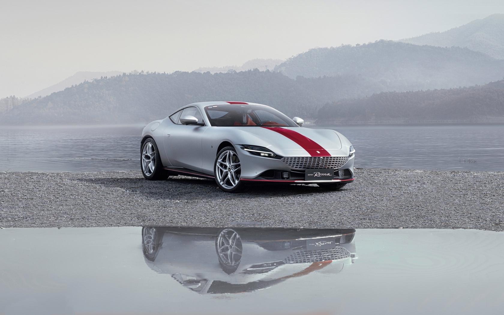 Автомобиль Ferrari Roma 30th Anniversary 2023  отражается в воде