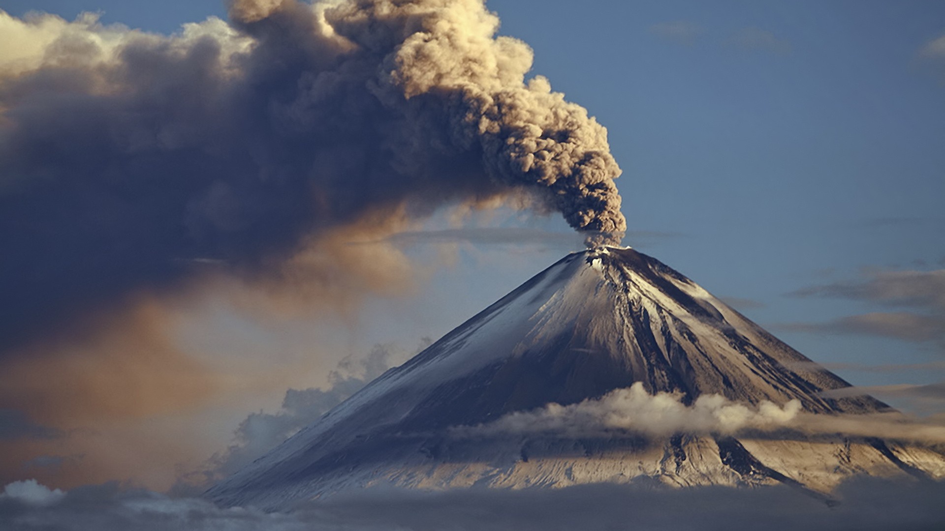 Nature___Volcanoes___Volcano_smokes_041669_23.jpg