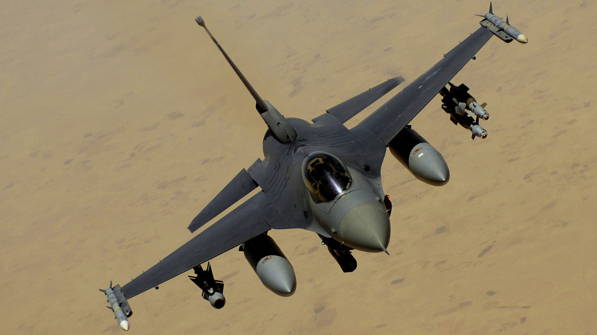 Военный самолет F-16 в полном вооружении