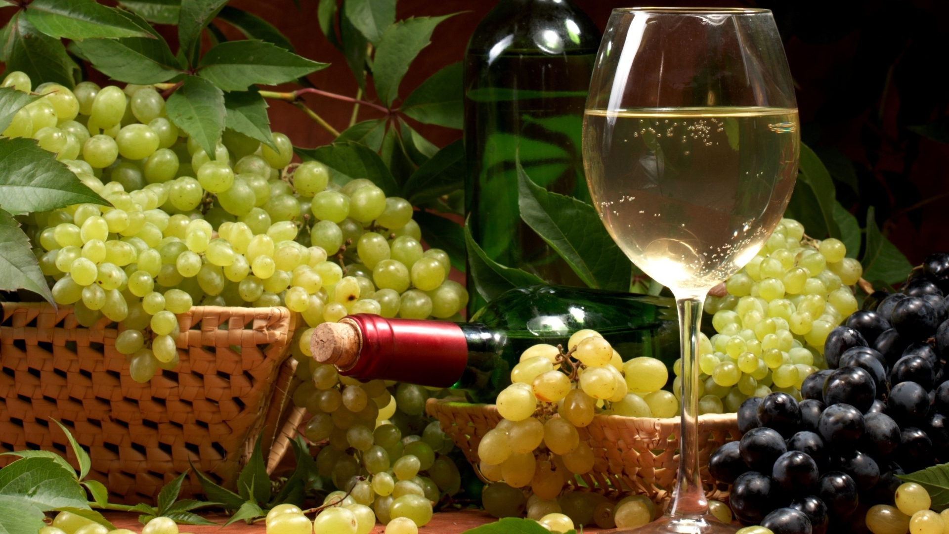 	   White wine and bunches of grapes