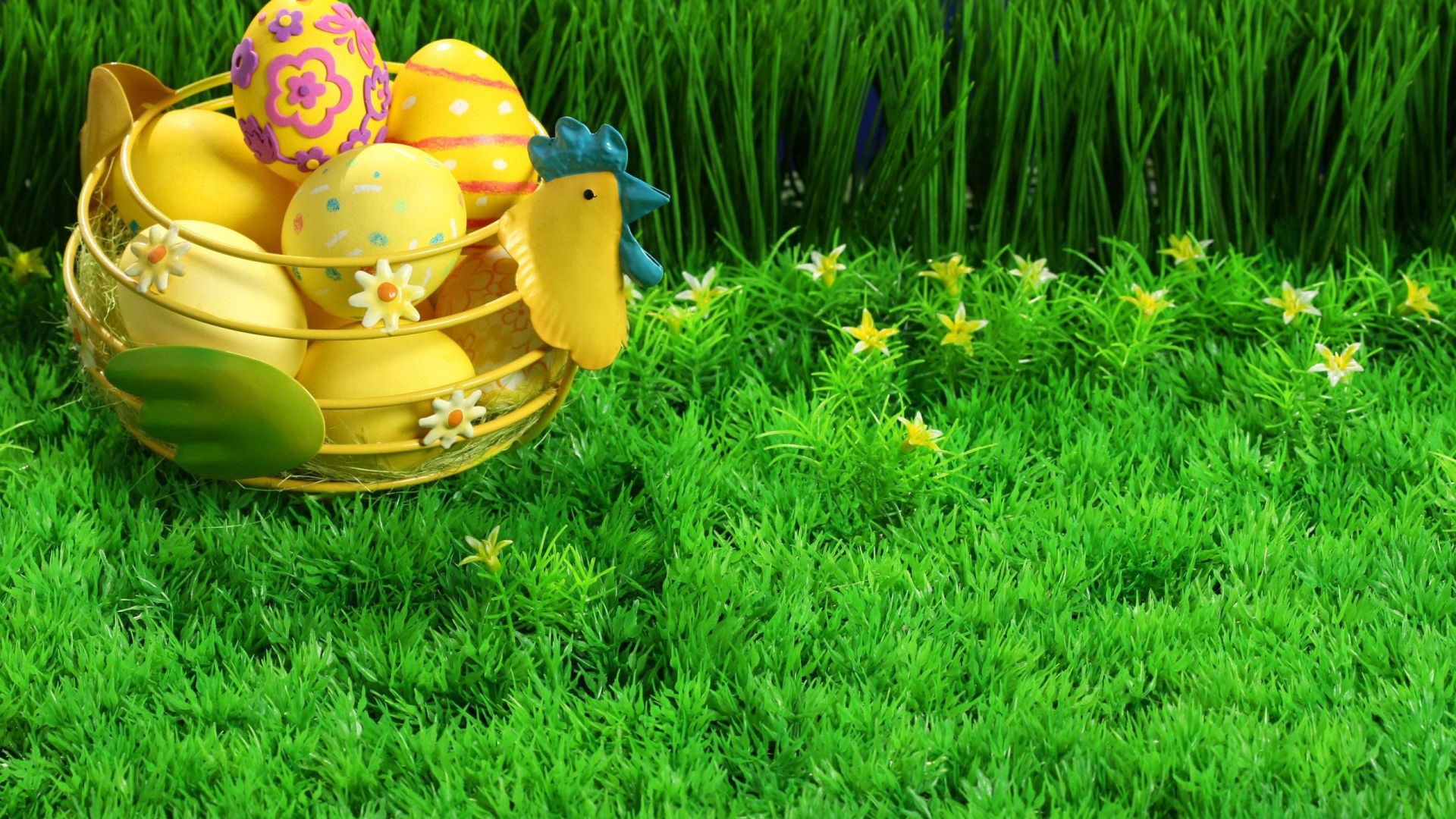 Корзина яиц на зеленой траве на Пасху