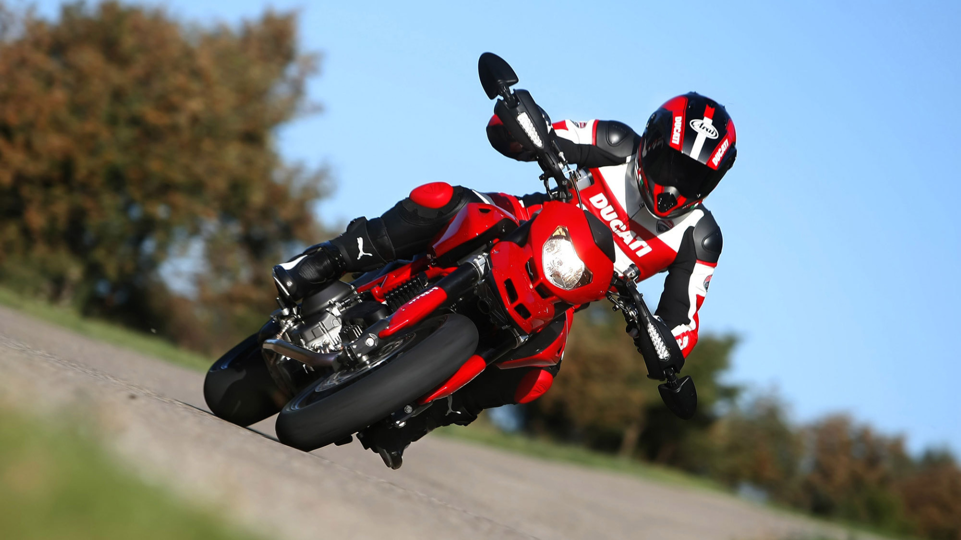 Популярный мотоцикл Ducati Hypermotard SP