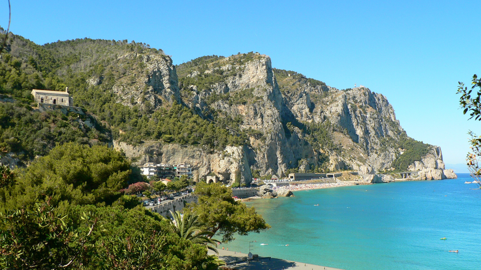 Скалистые берега на курорте Финале Лигуре, Италия