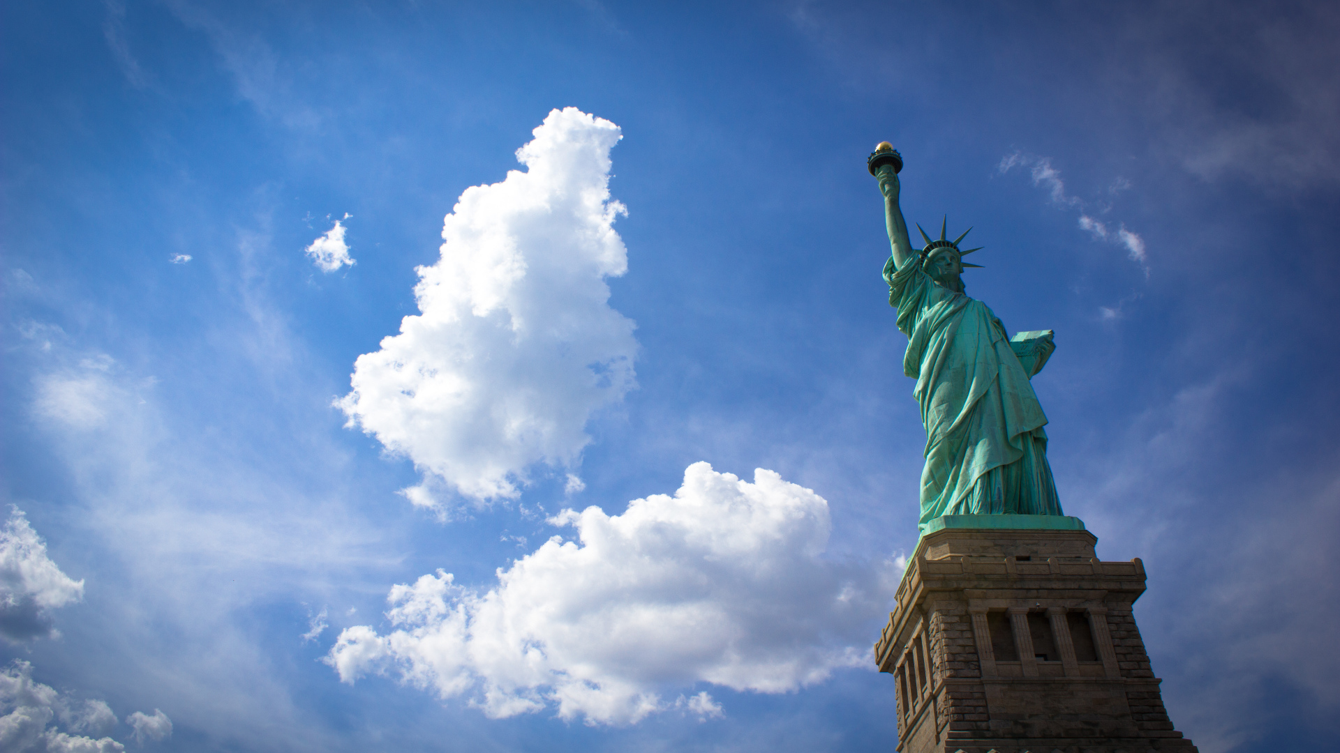 Статуя Свободы на фоне облаков, Нью-Йорк, США