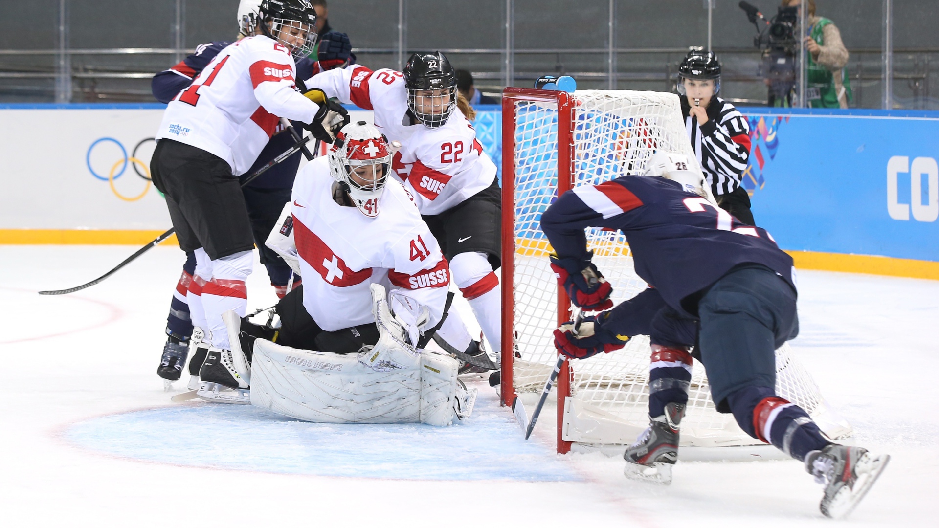 Обладательницы бронзовой медали хоккеистки из Швейцарии на олимпиаде в Сочи