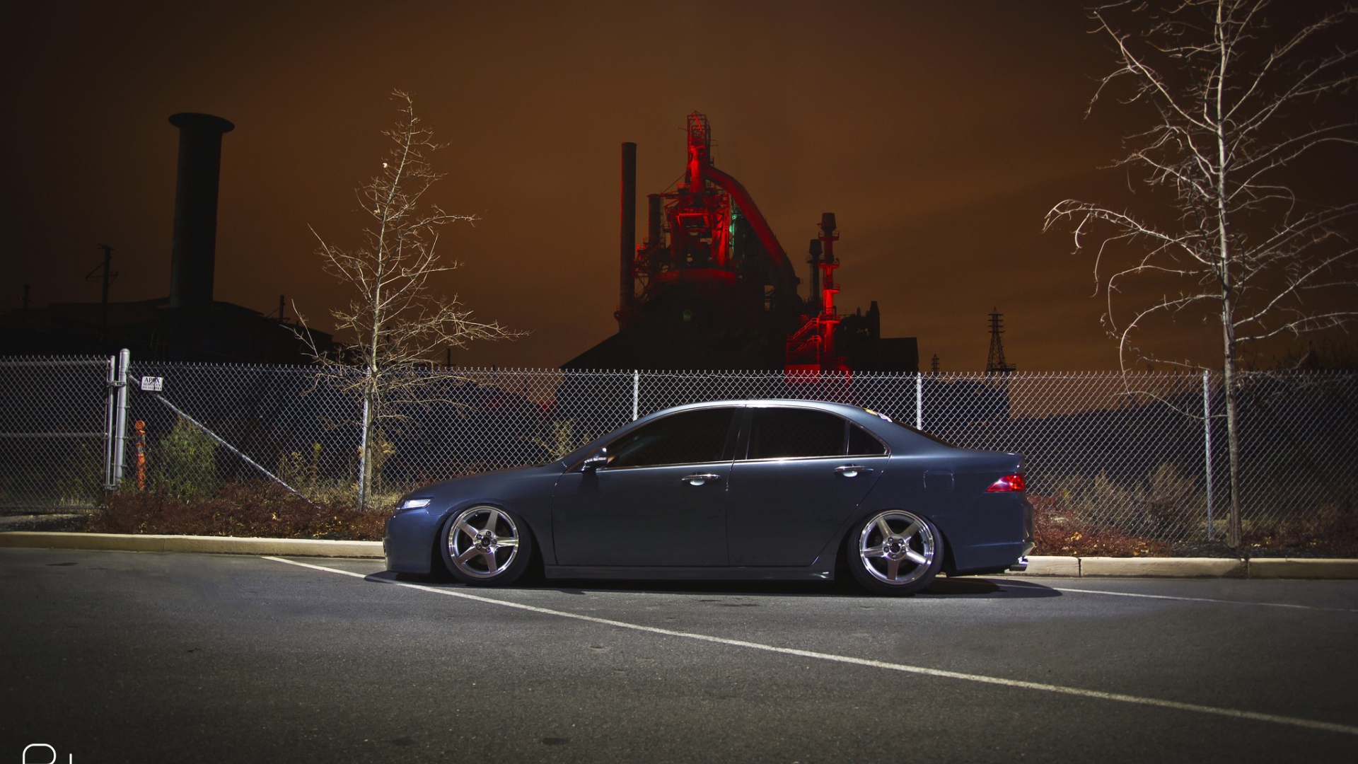 Черная Honda на фоне ночного завода