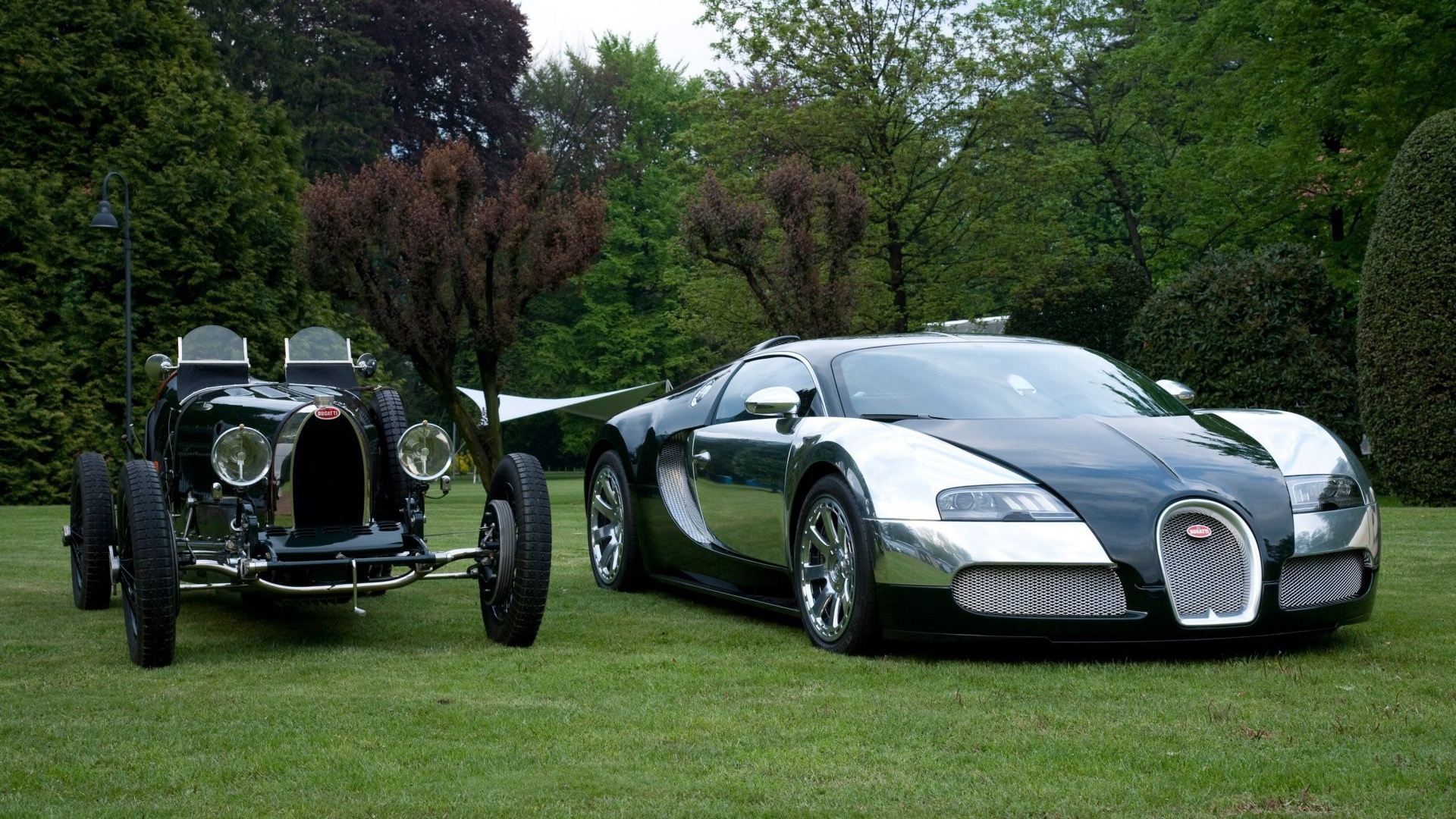 Ретро и современный автомобили Bugatti