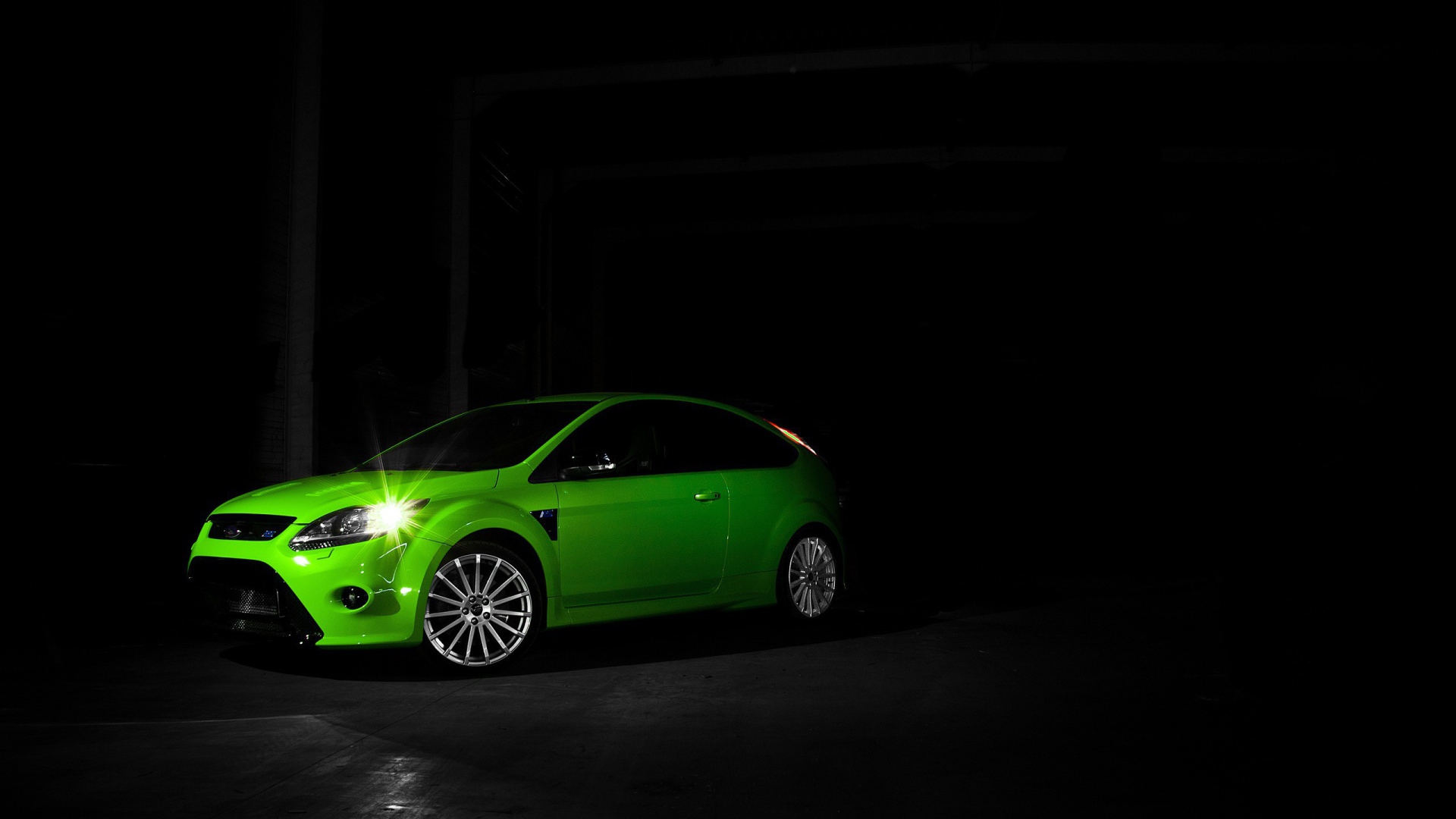 Зеленый Ford во мраке