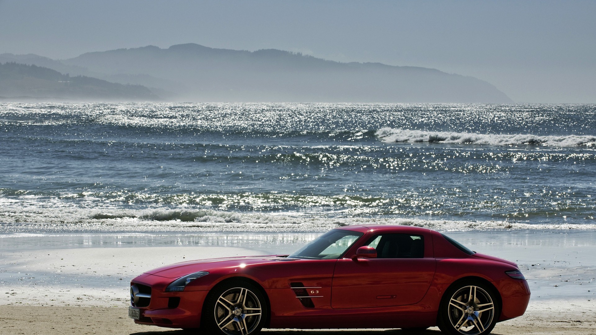 Красный Мерседес на песке пляжа