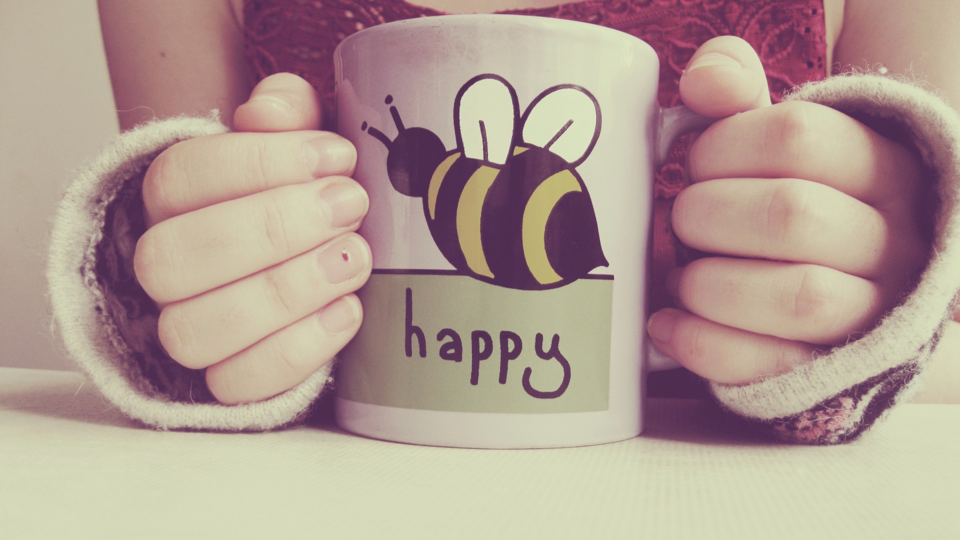 Чашка с рисунком пчелы