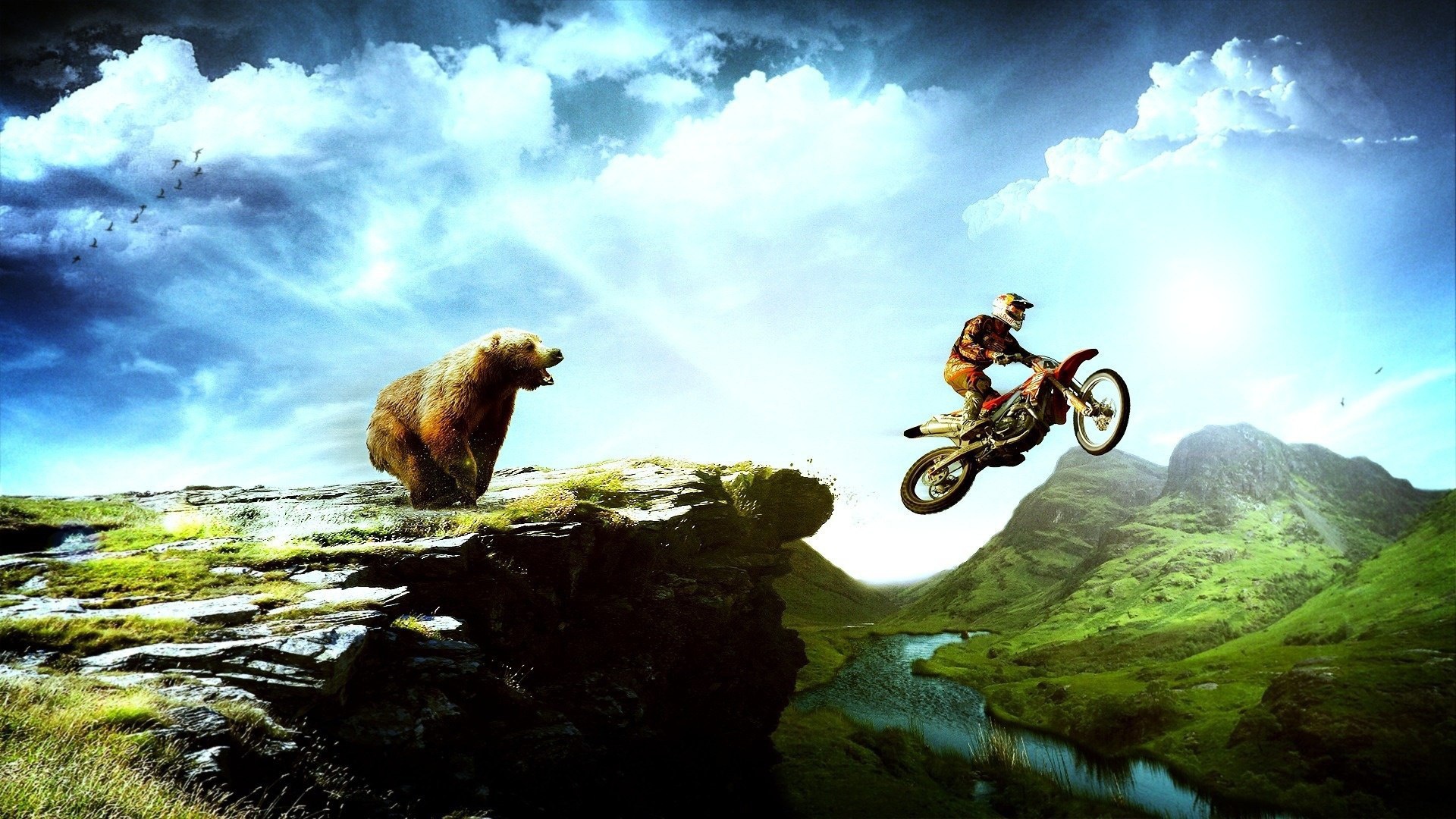 Мотоциклист убегает от медведя