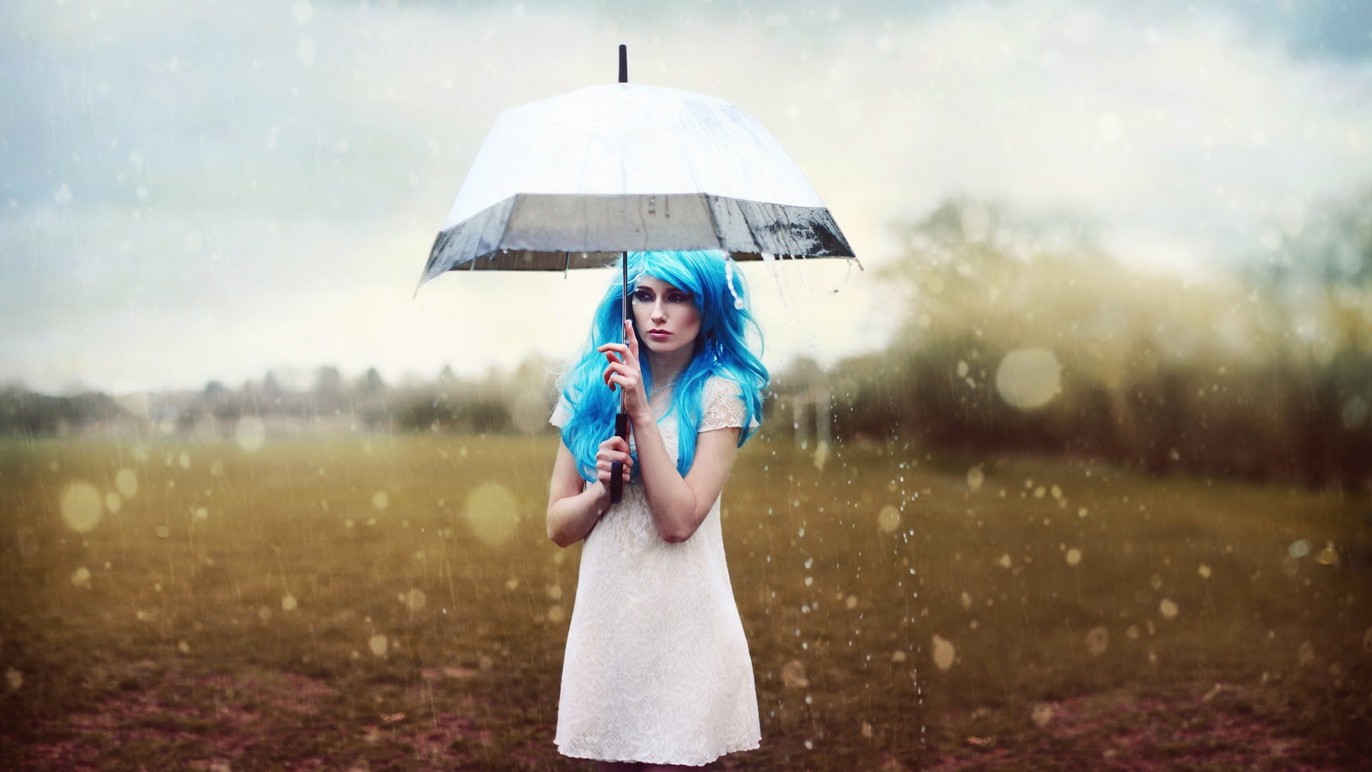 Синеволосая девушка под белым зонтом
