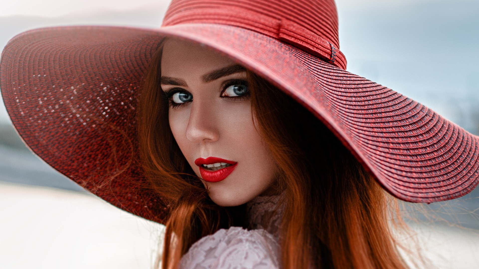 Рыжая девушка в большой красной шляпе