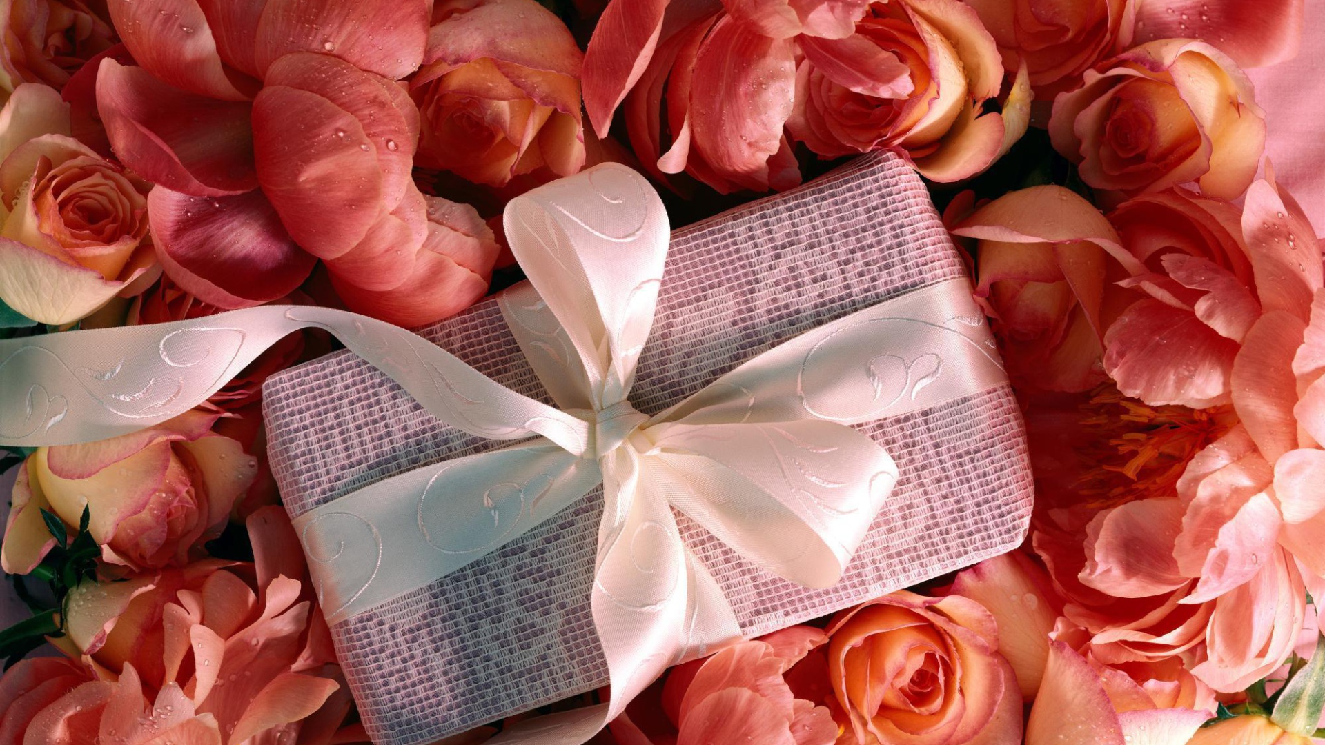 Подарок в букете цветов для любимой на 8 марта
