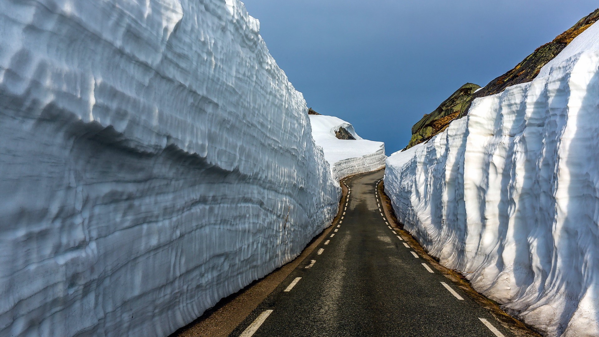 Стены снега по обочинам дороги
