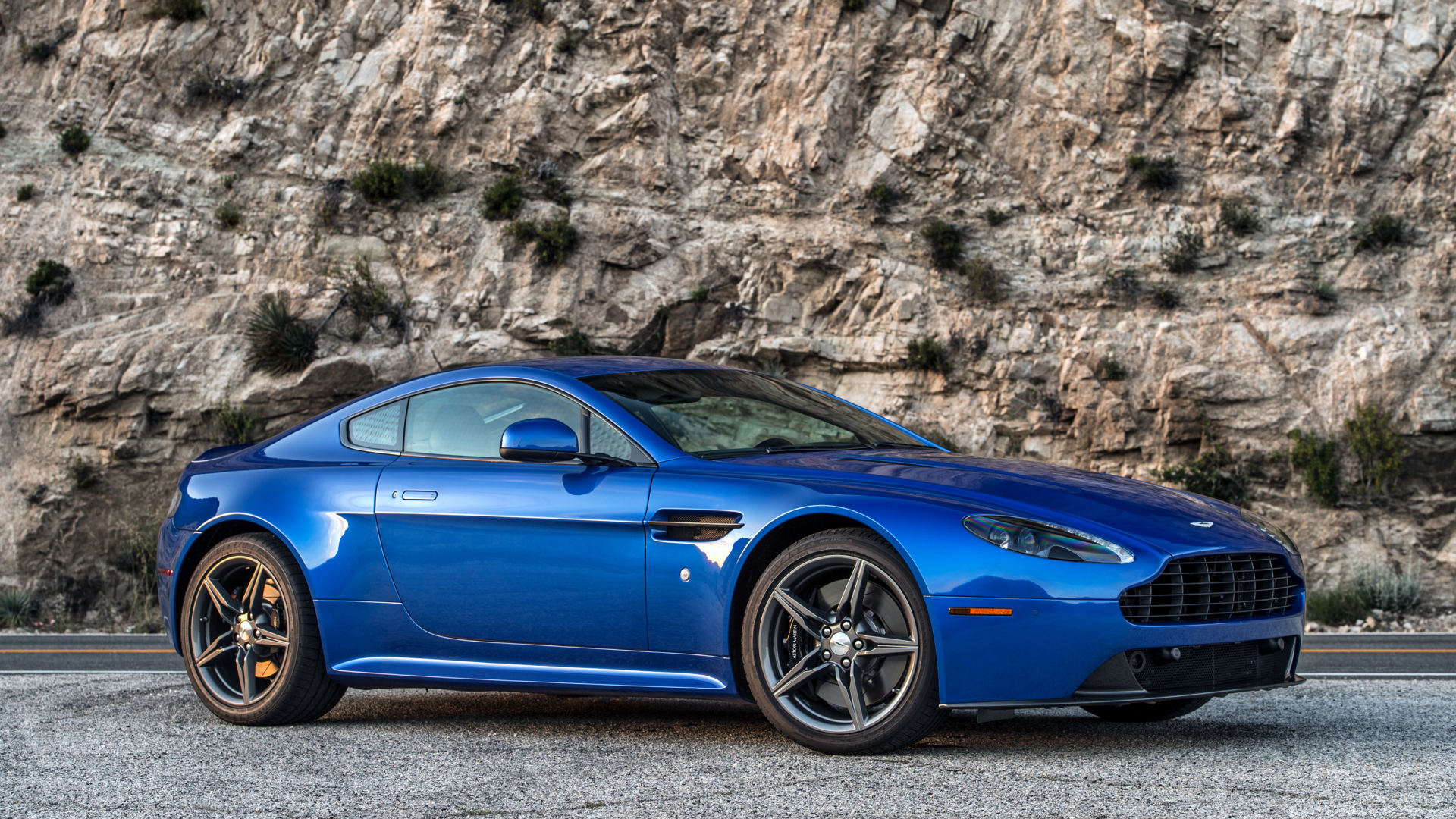 Автомобиль Aston Martin V8 Vantage GTS, 2017 года цвета синий металлик 