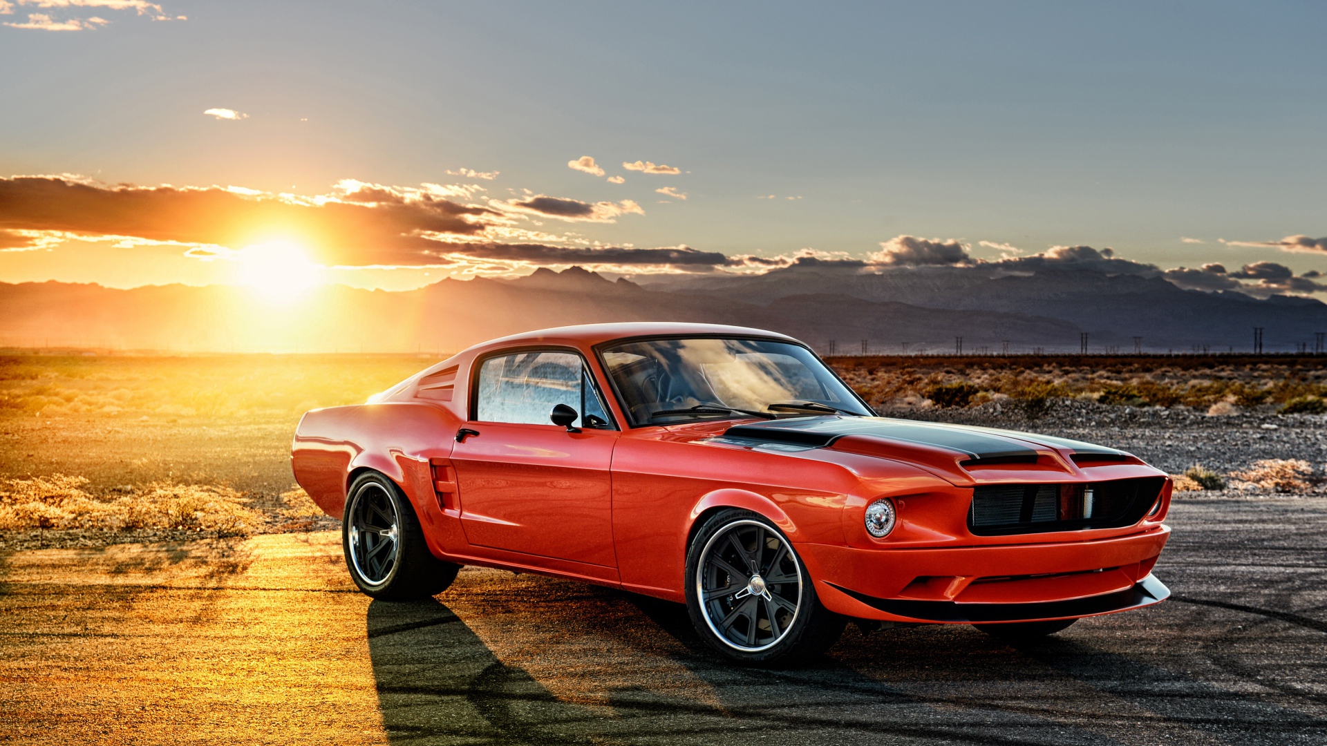 Красный автомобиль Ford Mustang на закате солнца