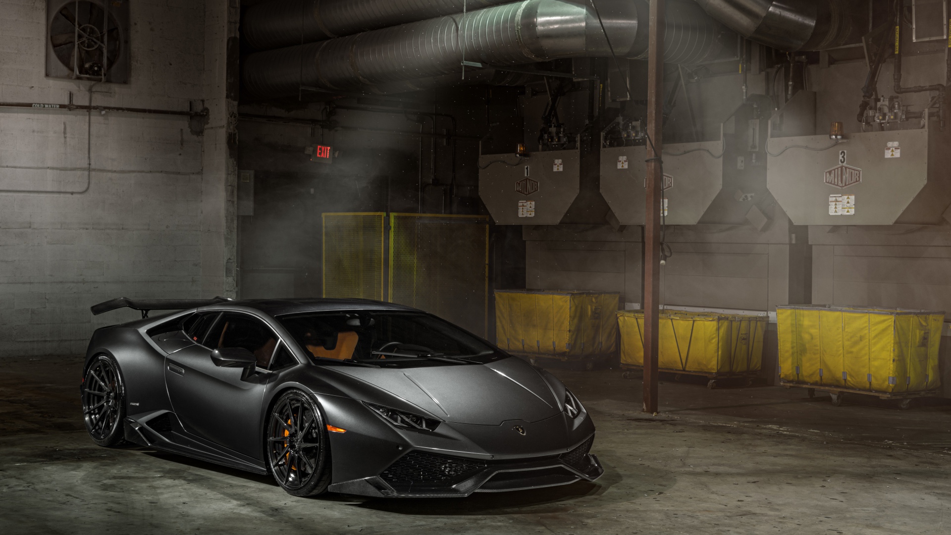 Быстрый серебристый автомобиль Lamborghini Huracan 