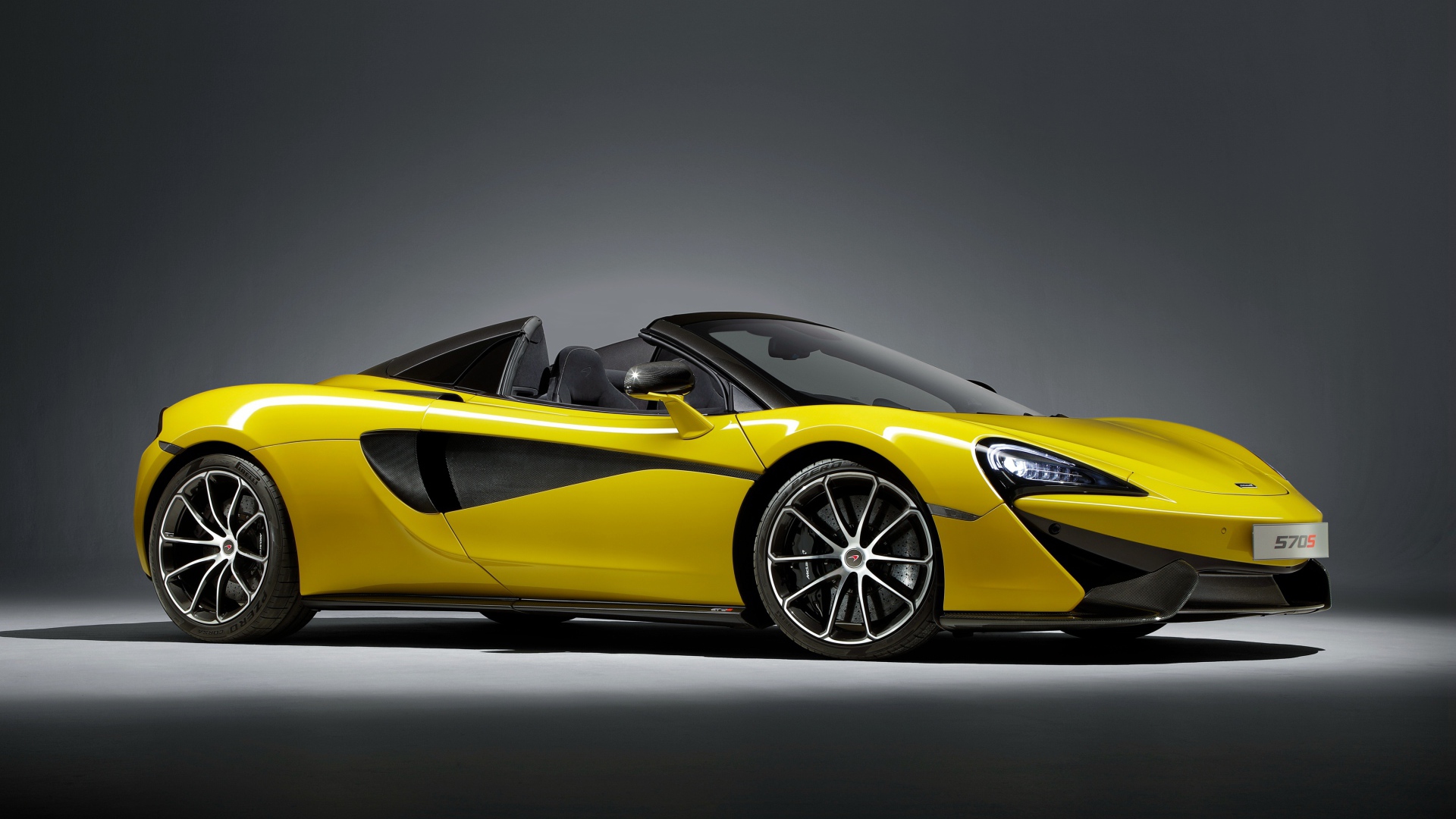 Стильный спортивный автомобиль McLaren 570S желтого цвета