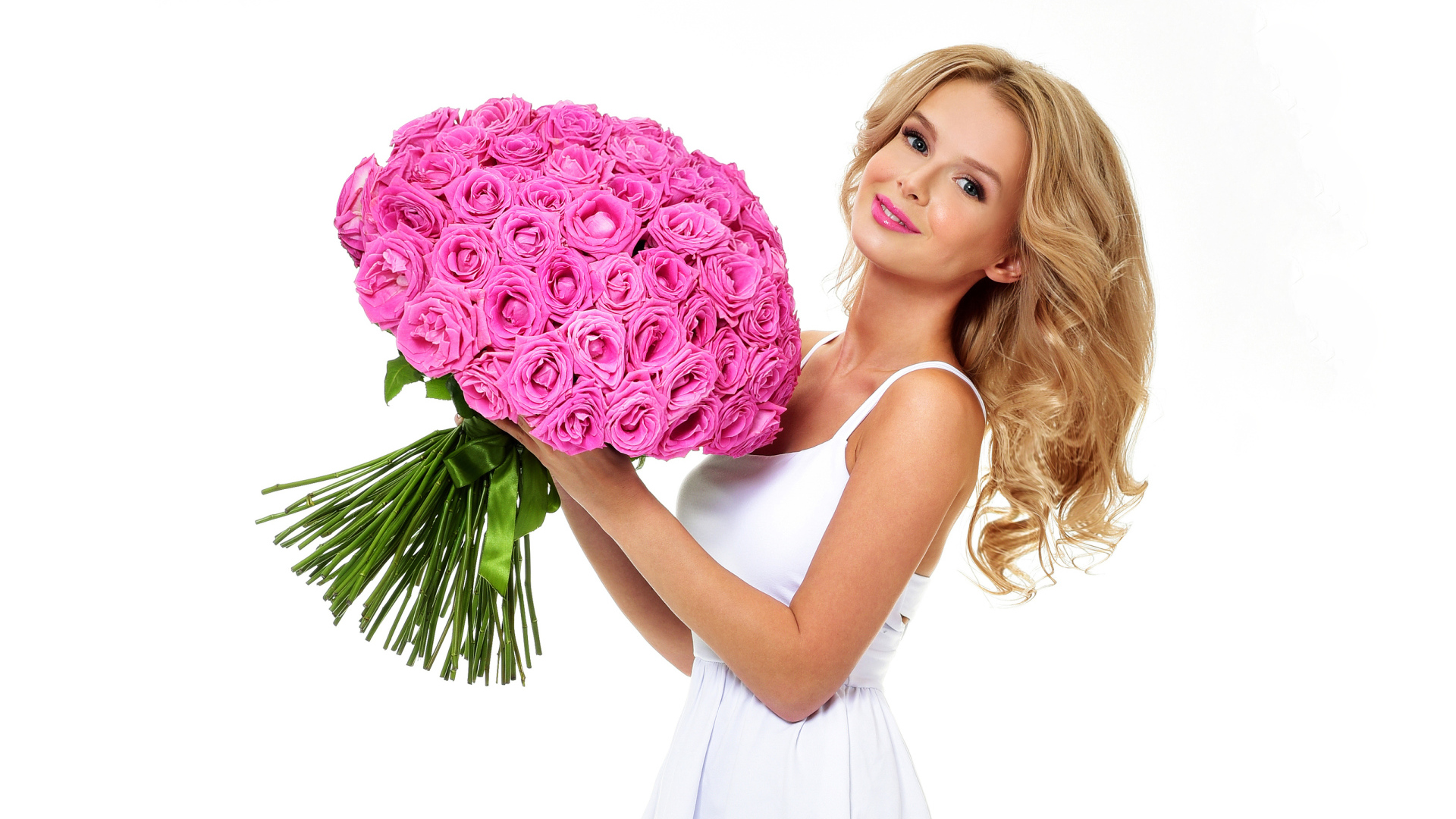 Красивая блондинка с большим букетом розовых роз на белом фоне