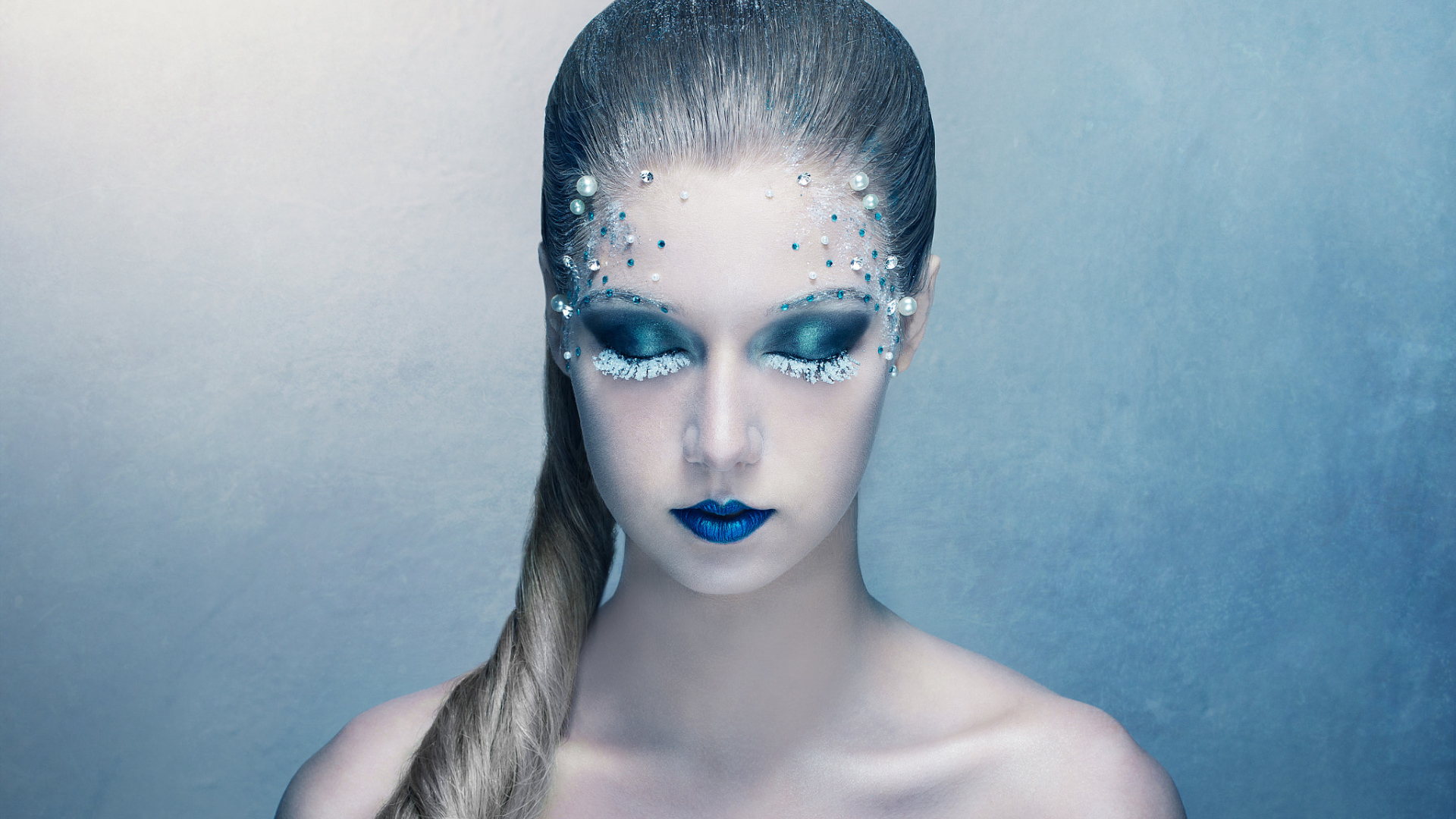 Красивая девушка с фантастическим синим макияжем