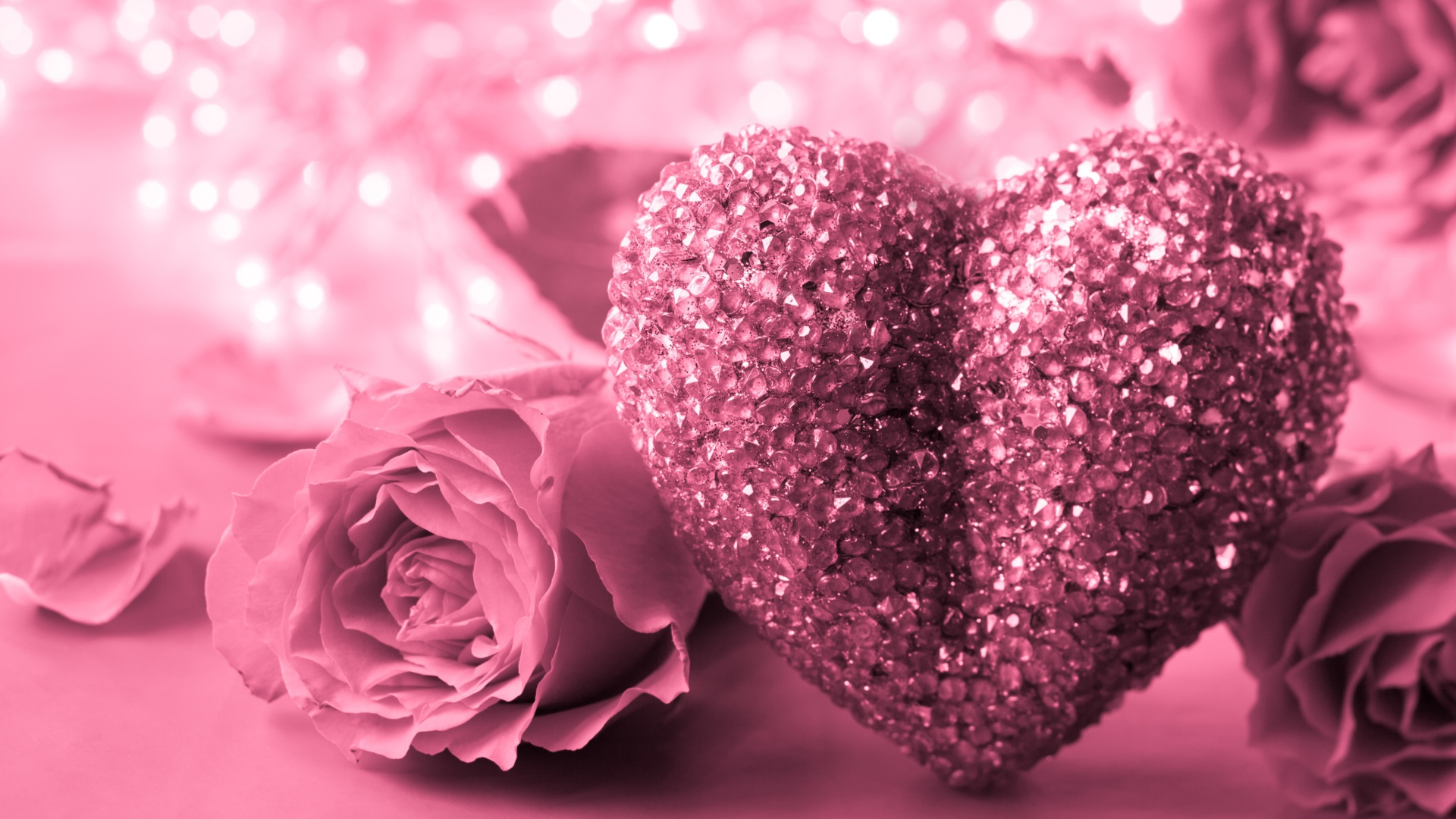 Большое розовое сердце с кристаллами и розовыми розами