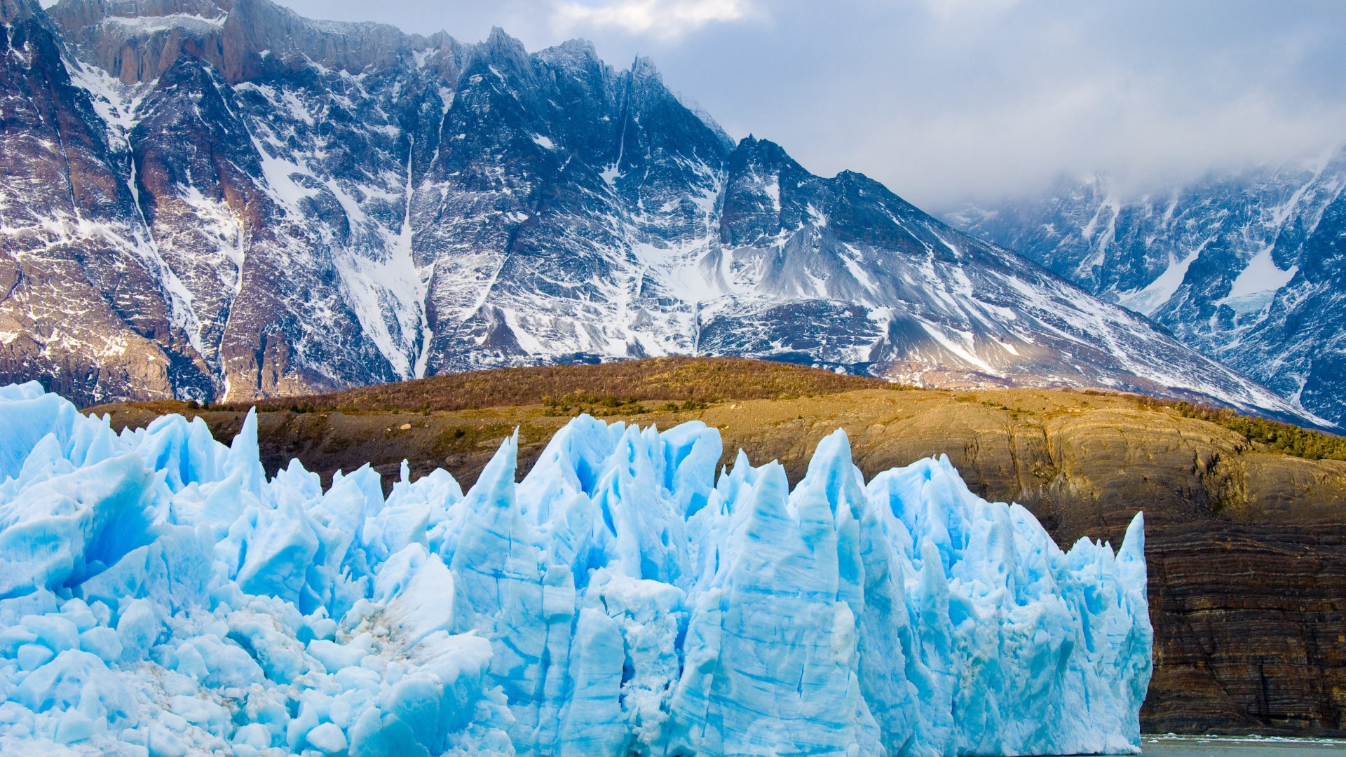Голубой ледник на фоне гор, Чили