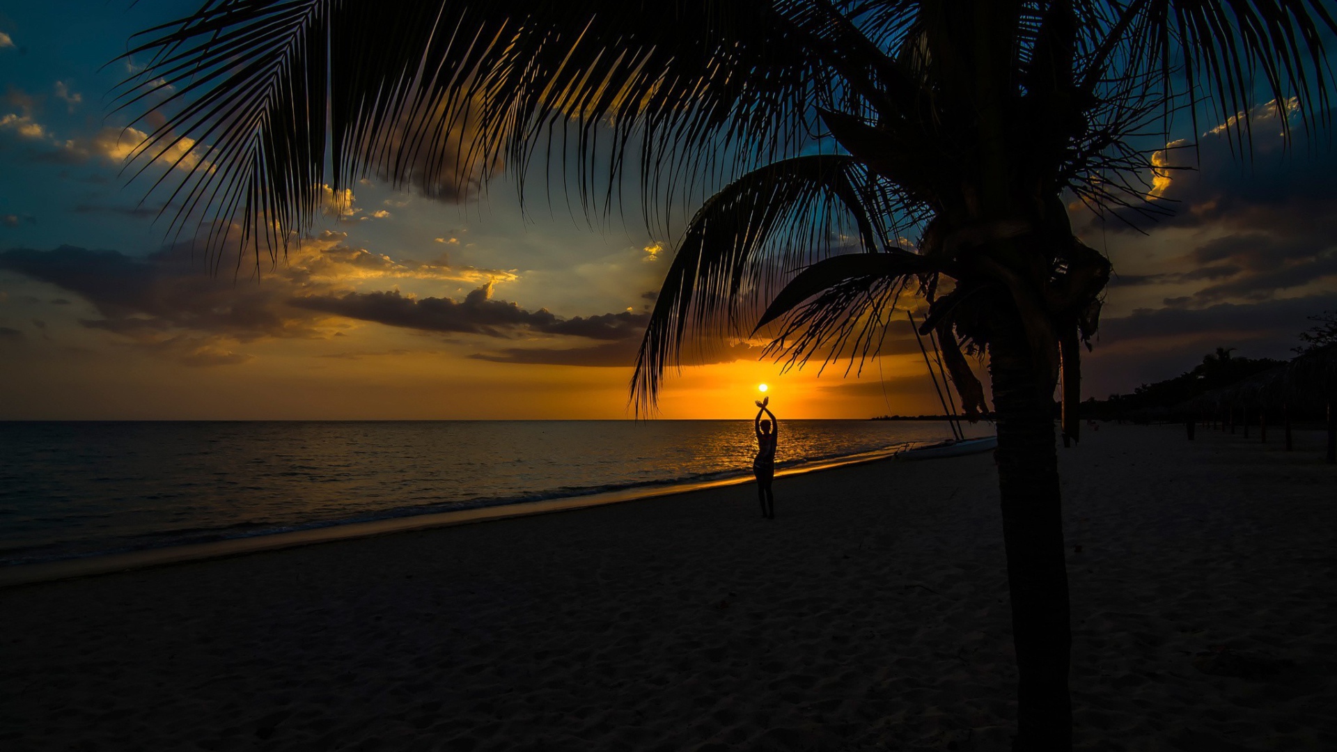 Закат солнца на тропическом пляже 