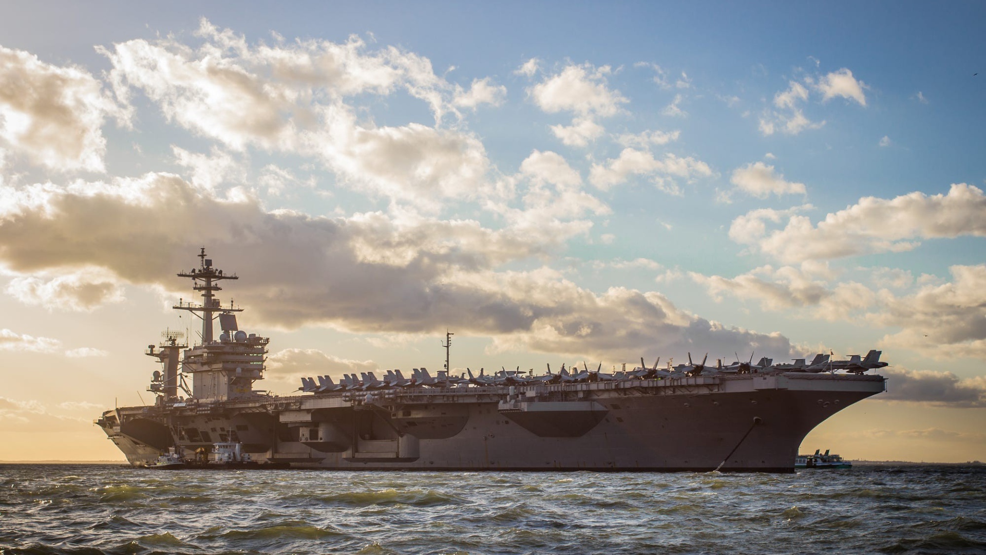 Авианосец USS George H.W. Bush (CVN-77) в океане 