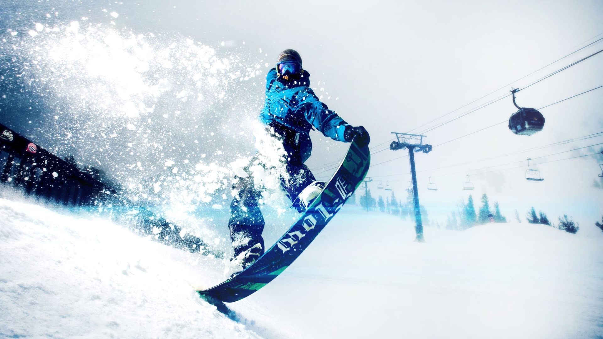 Спортсмен сноубордист на заснеженном склоне горы 