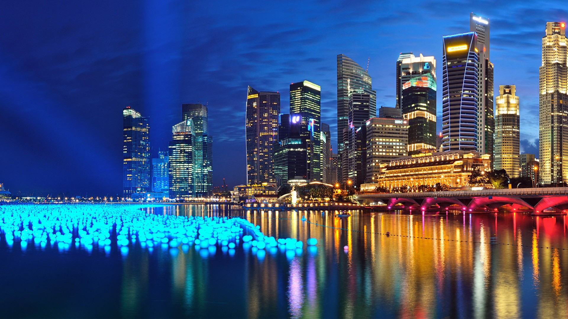 Ночной вид на залив Марина Бэй в Сингапуре 