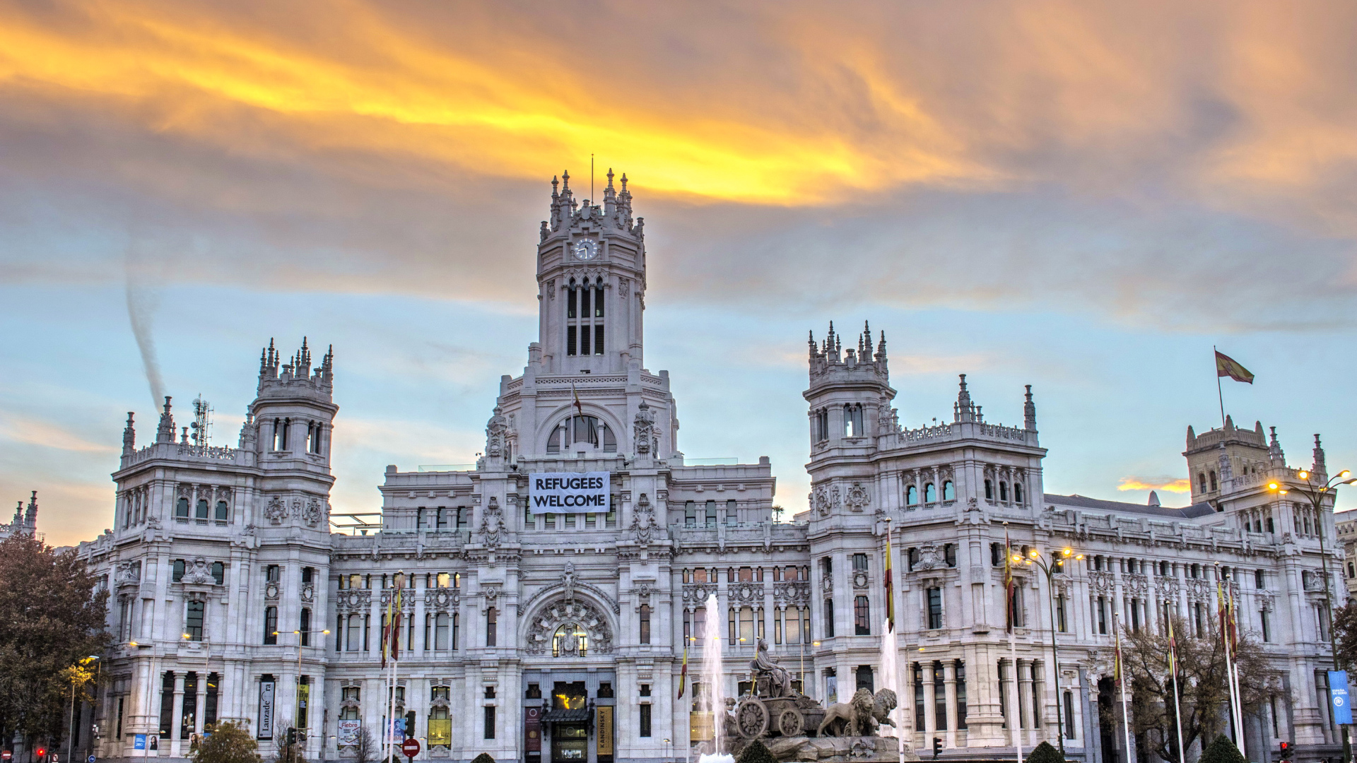 Музей Cybele Palace на фоне неба, Мадрид. Испания 