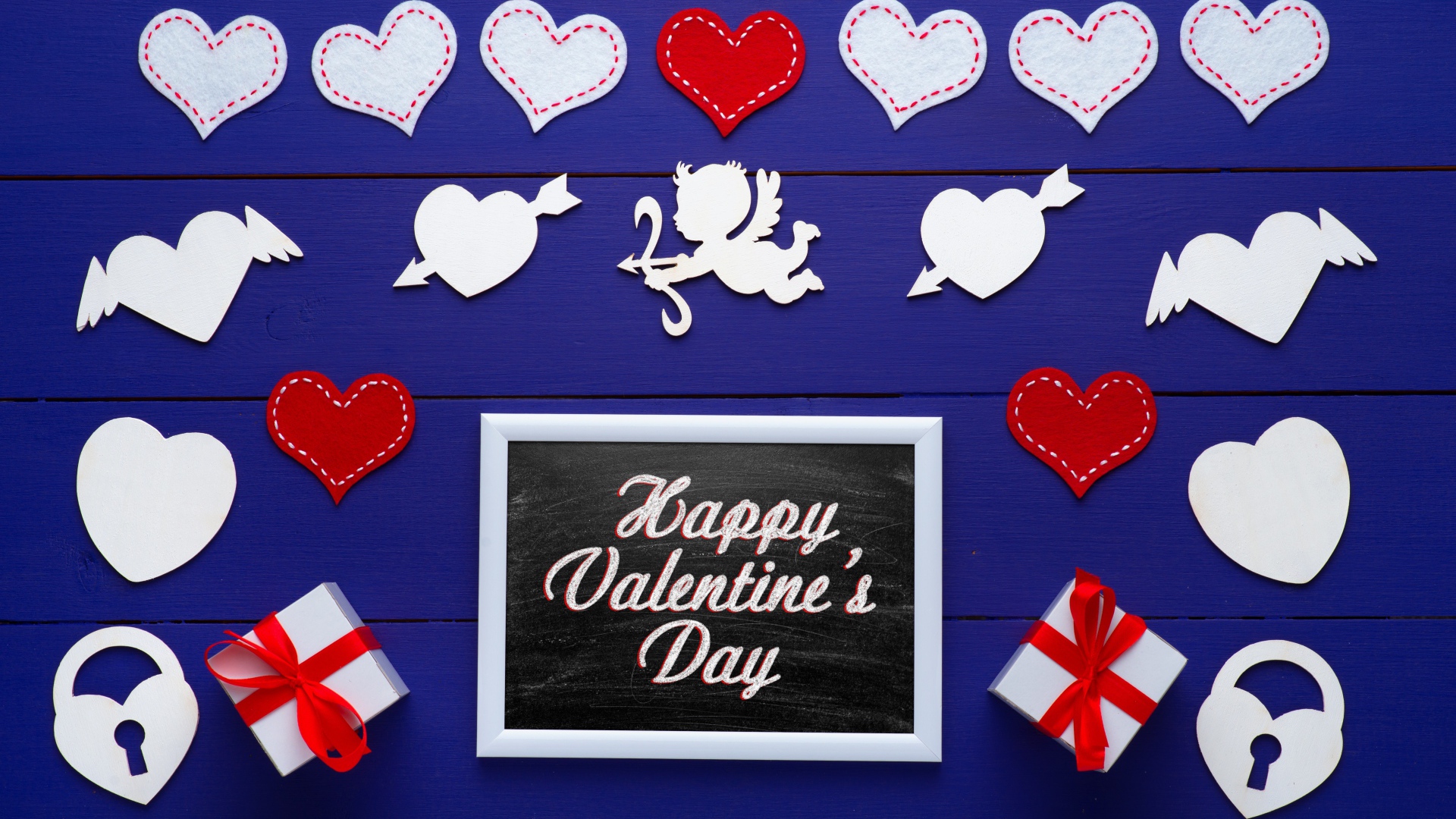 Подарки и сердечки на синем фоне на День Святого Валентина