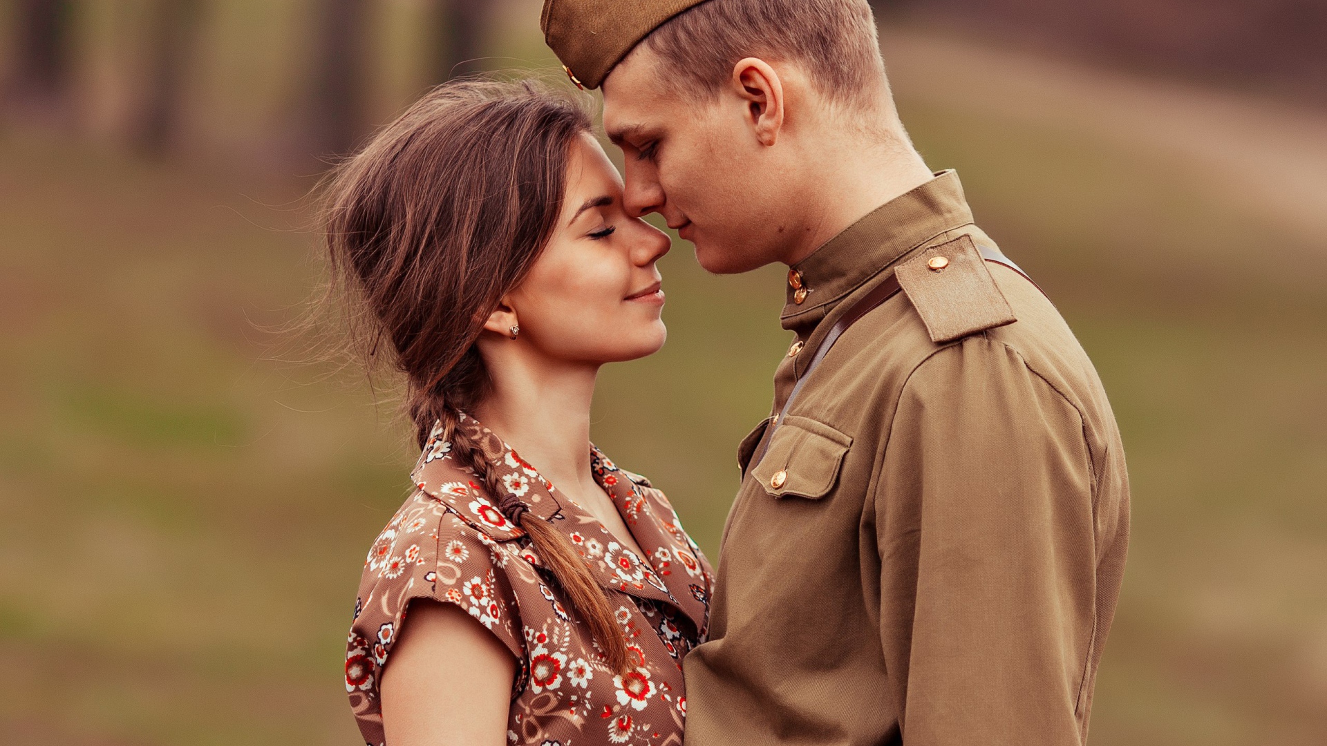 Девушка встречает солдата с войны, ретро фото 