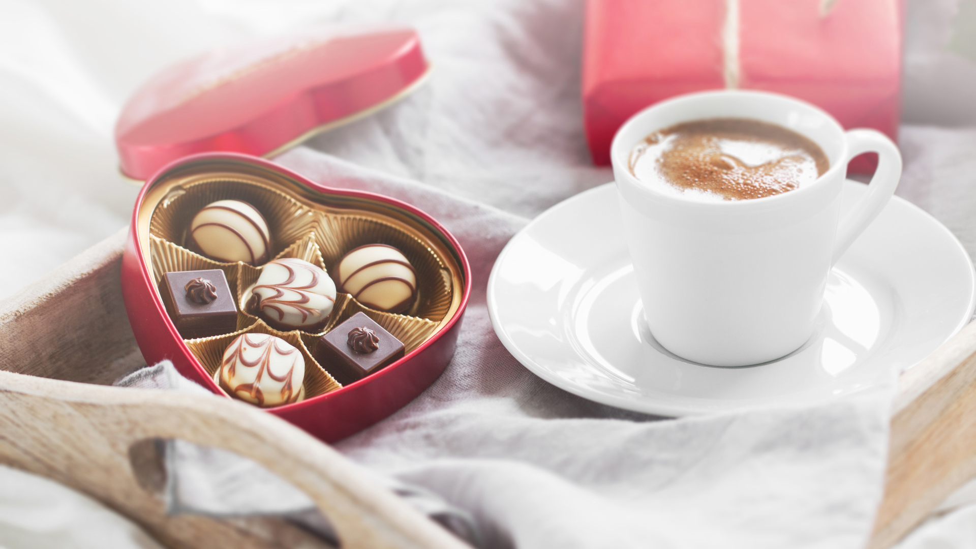Чашка кофе и коробка конфет для любимой на 14 февраля 